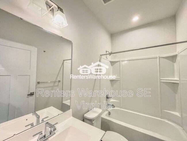 Building Photo - 1724 Defiance Dr