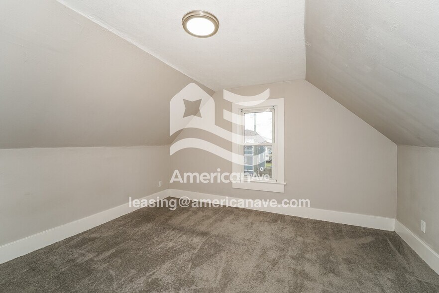 Building Photo - 912 E 34th St