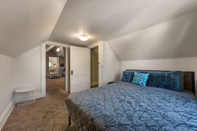 Building Photo - 340 E Clarence St