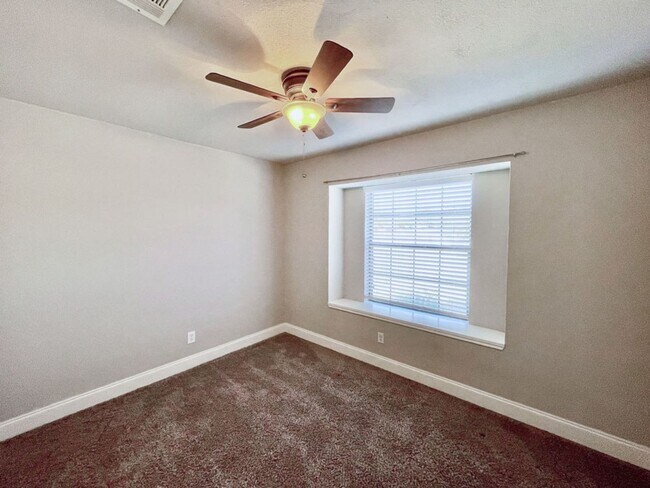 Building Photo - Charming Single-Story, 3Bed/2Bath Gem Minutes from Southtown