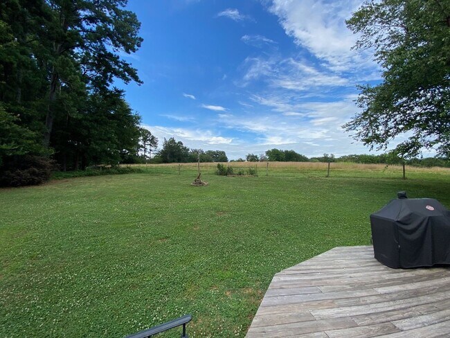 Building Photo - A little slice of paradise within minutes to downtown Greenviille