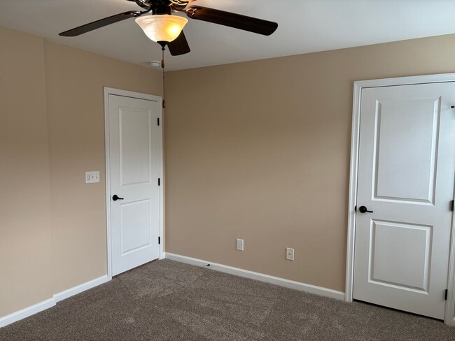 Building Photo - Beautiful End Unit Townhome in the McCarle...