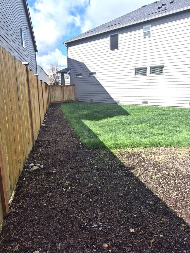 Building Photo - Beautiful 5BD/3BA home located in Rainer Ridge