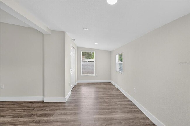 Building Photo - 2525 W Beach St