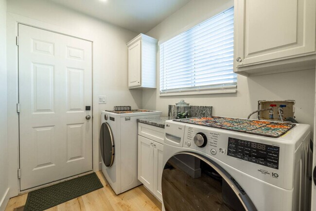 Building Photo - 1157 E Sego Lily Dr