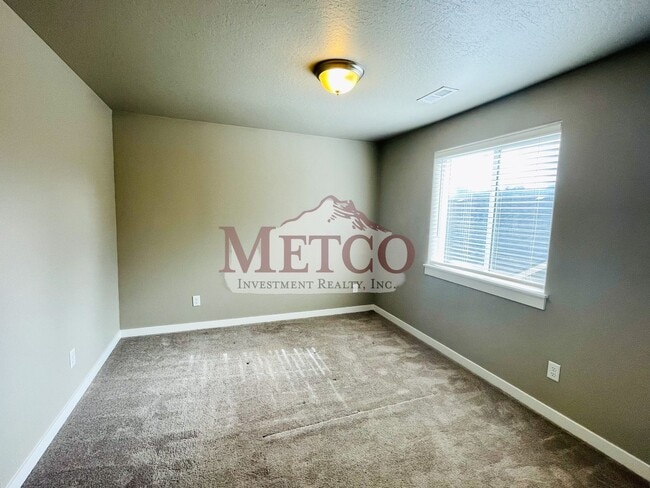 Building Photo - Beautiful Coburg 3 Bed / 2.5 Bath Crafstma...