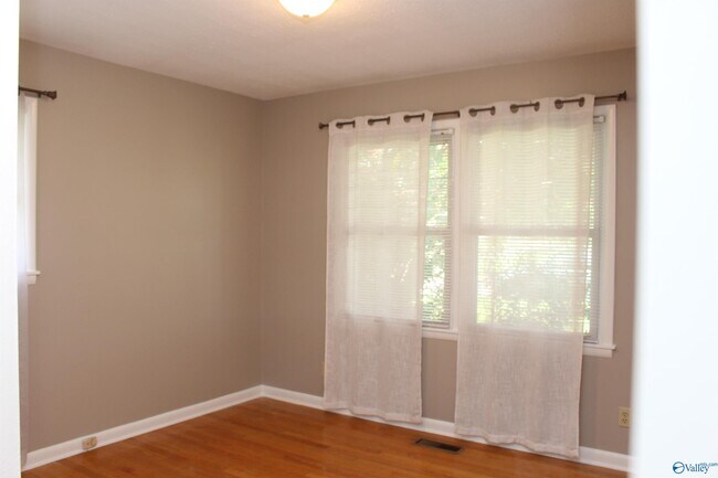 Building Photo - 1302 Philpot Ave NE