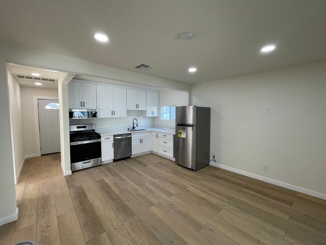 Building Photo - 1236 N Evergreen Ave