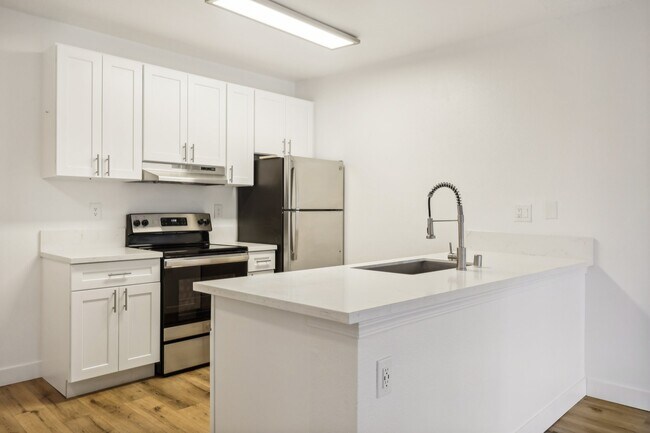 Building Photo - Valle at 9151 Kenwood