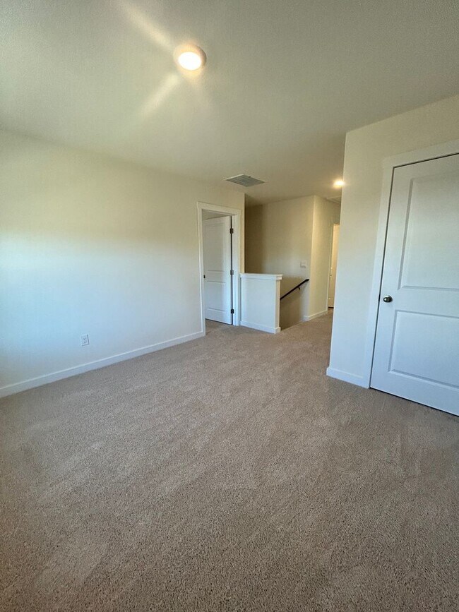 Building Photo - Located in Hixson/Middle Valley! 3 Beds, 2.5 Baths, Loft, Home Office, and 2 Car Garage!