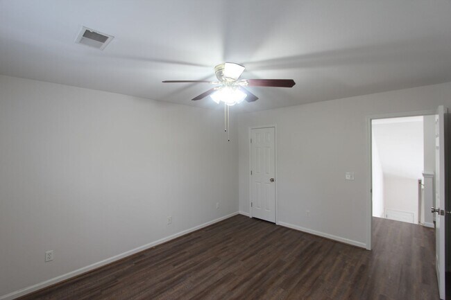 Building Photo - Wonderful and Large 3 Bedroom 2.5 Bath Townhome w/Garage