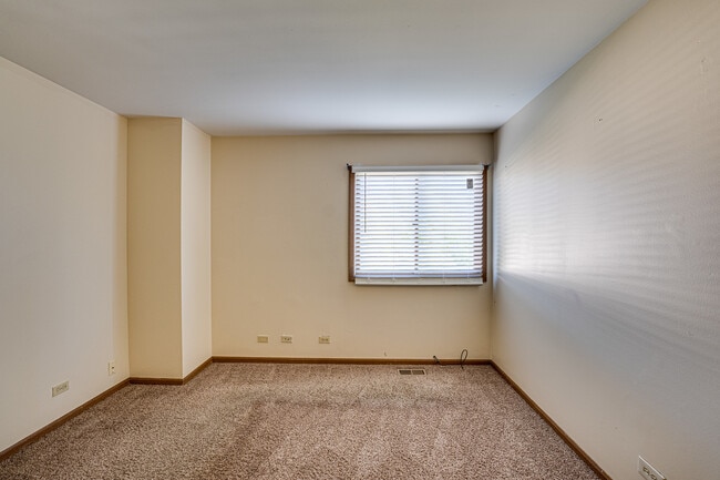 Building Photo - 1640 Hilton Head Dr