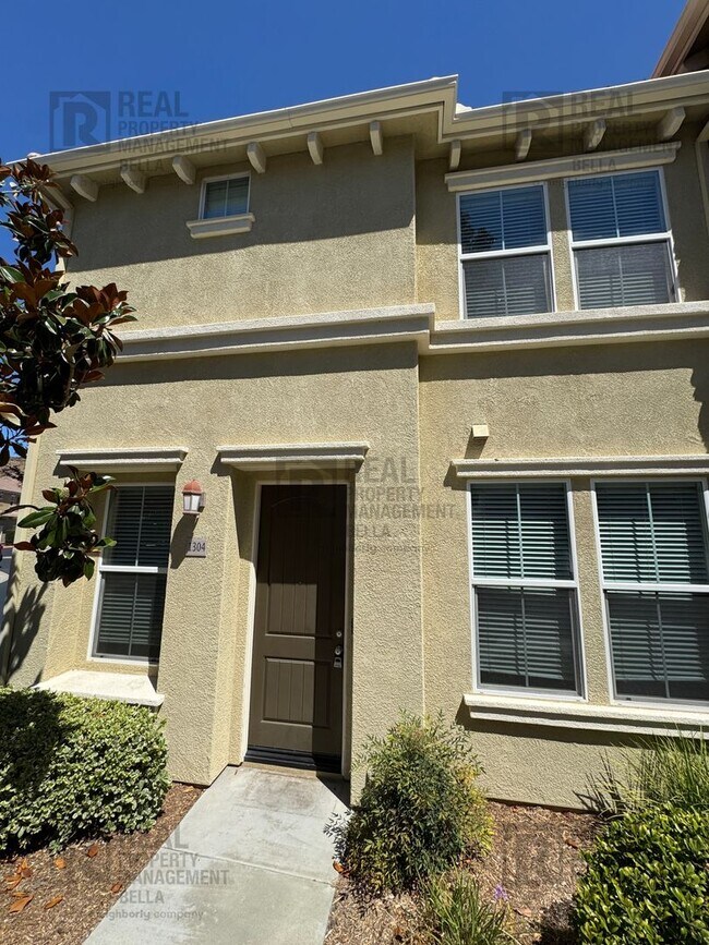 Building Photo - Resort-Style Living Awaits in This Spacious Canyon Hills 3-Bedroom Condo
