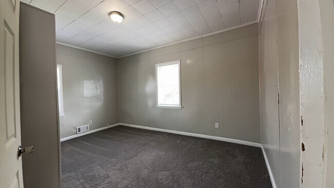 Building Photo - 1521 E Kirby Ave