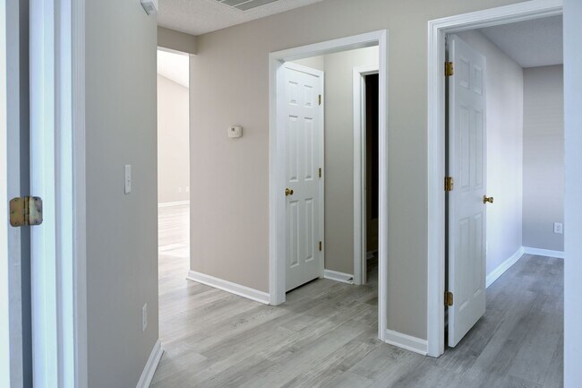 Building Photo - Charming 3BR Ranch in Osprey Woods – Screened Porch & Vaulted Ceilings