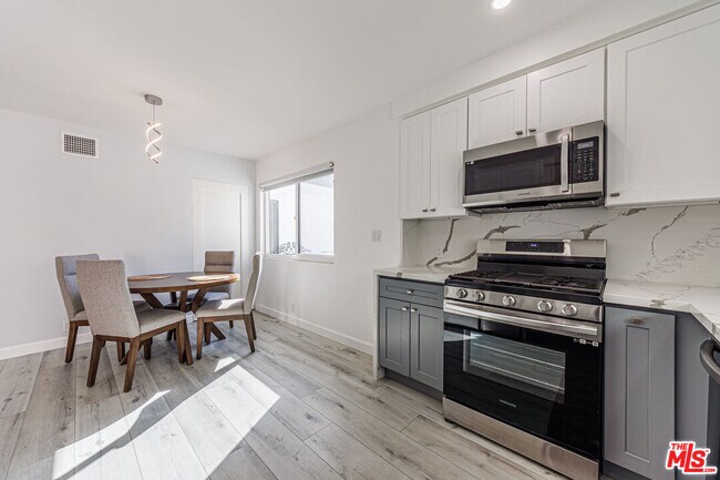 Building Photo - 722 Lincoln Blvd