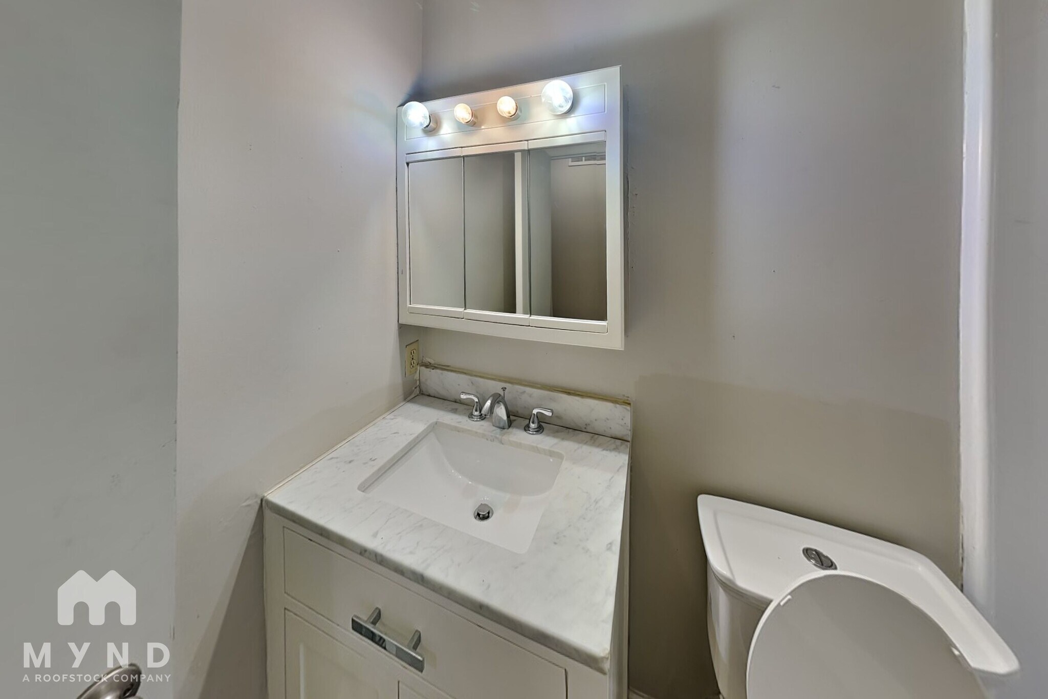Building Photo - 2559 Park Dr