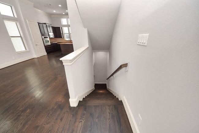 Building Photo - 1831 Dart St