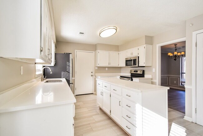 Building Photo - 8685 Rhonda Cir S