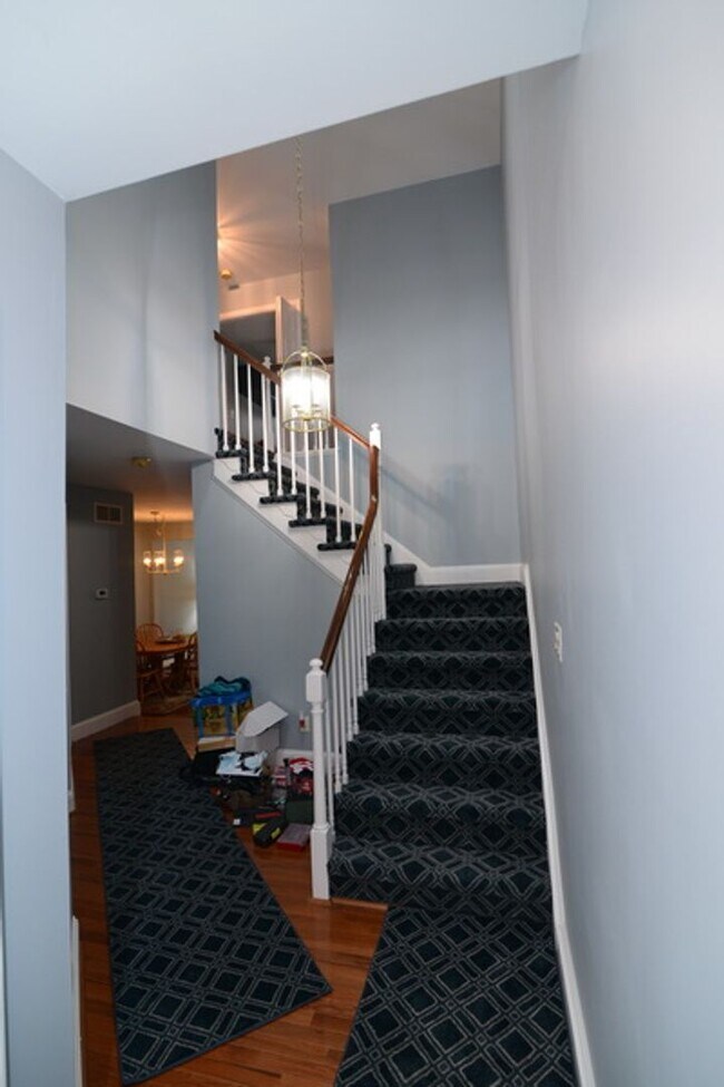 Building Photo - Single Family Townhome, 2 bedrooms, 3 full...