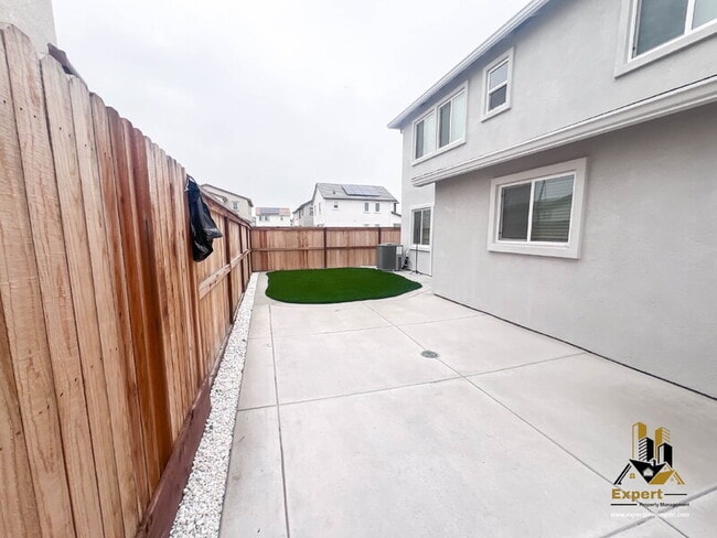 Building Photo - 2081 Blue Star Dr