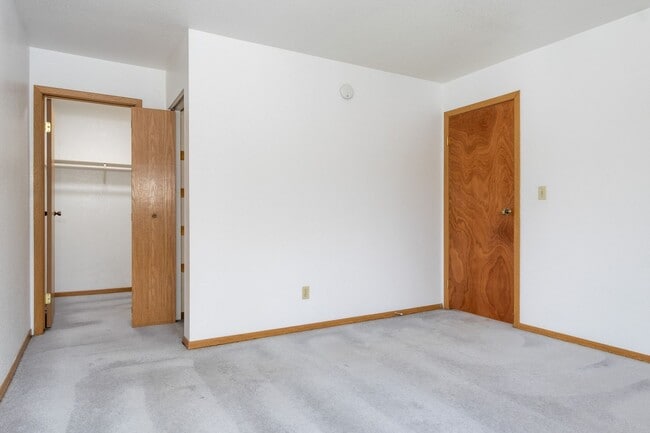 Building Photo - Right on the river! 2 Bedroom, 1.5 Bath, W/Garage, Duplex!