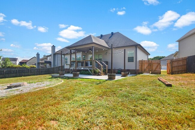 Building Photo - Pet Friendly Three Bedroom with Bonus!