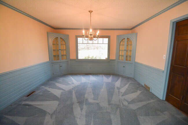 Building Photo - Unique, Conveniently Located, 4 bed 2.5 bath Home For Rent!