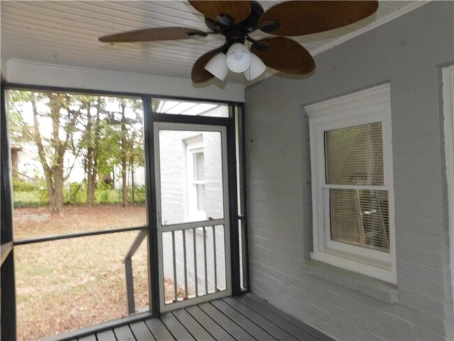Building Photo - 219 Parkview Dr SE