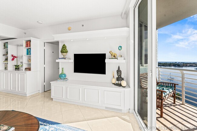 Building Photo - 1551 N Flagler Dr