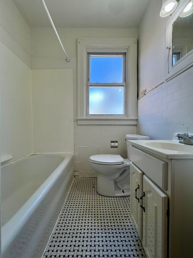 Building Photo - Bright & Spacious 1BD in Oakland! Beautiful Hardwood Floors, Equipped Kitchen & More! Call Today!