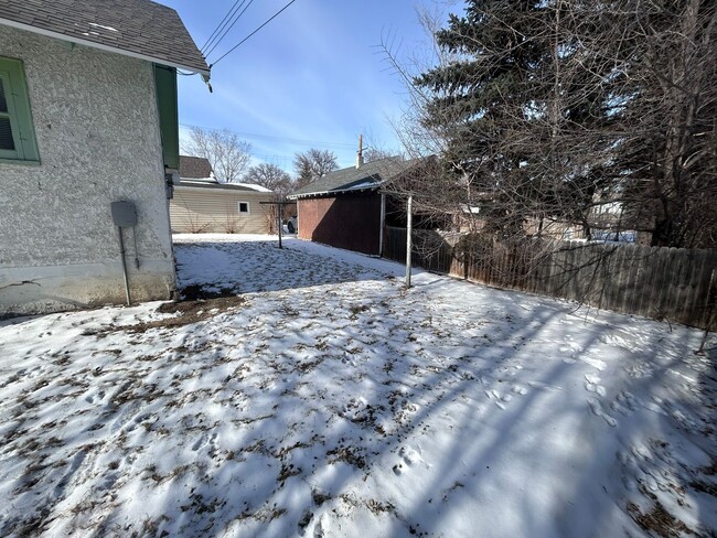 Building Photo - 18 8th Ave NW