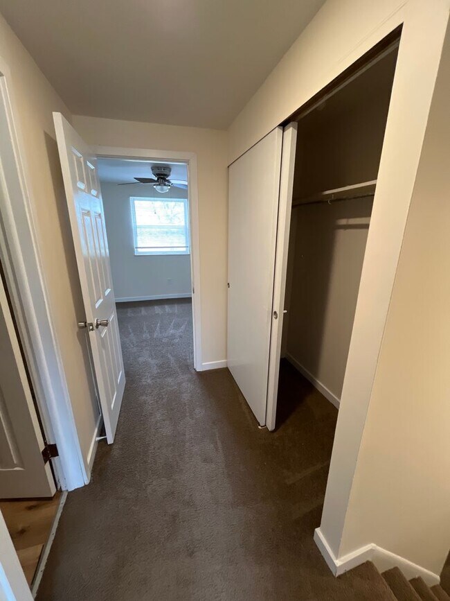 Building Photo - 2 Bed 1.5 bath with ac and off-street parking