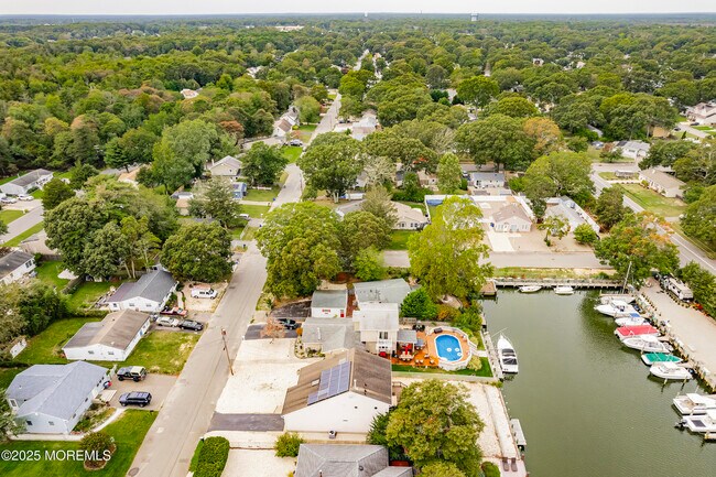 Building Photo - 410 Hemlock Dr