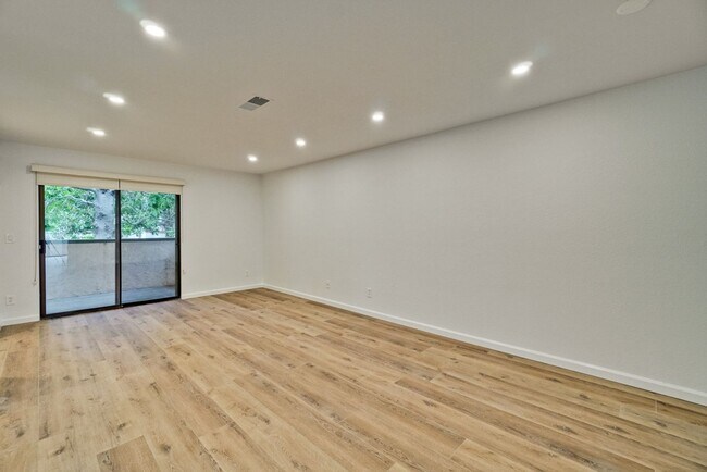 Building Photo - Recently upgraded Condo in a highly desirable location in Sunnyvale.