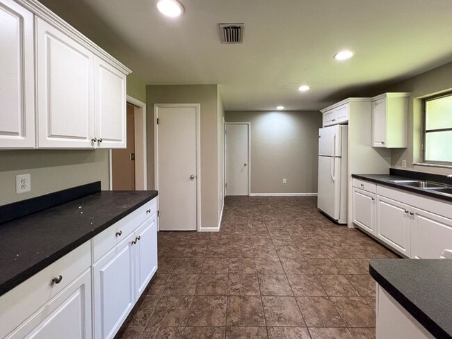 Building Photo - Centrally Located 3BR/2BA House - Availabl...