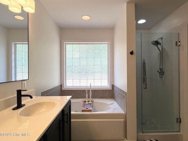 Building Photo - 561 Thorncliff Dr