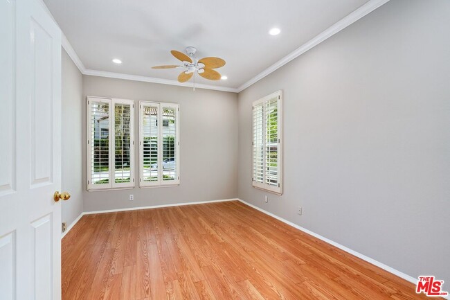 Building Photo - 5683 Hazelcrest Cir