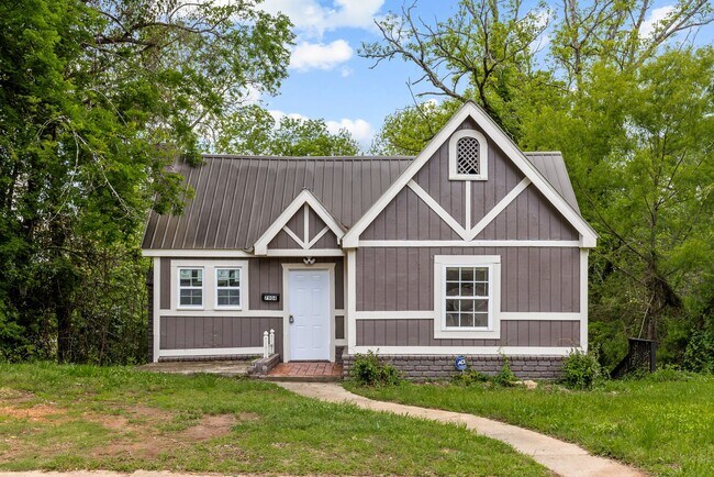 Building Photo - Stylish & Newly Renovated 4 Bedroom 2 Bath...