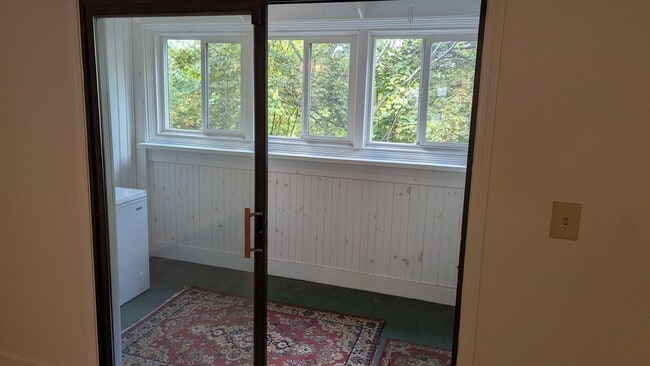 Building Photo - Recently renovated 1st floor condo for ren...
