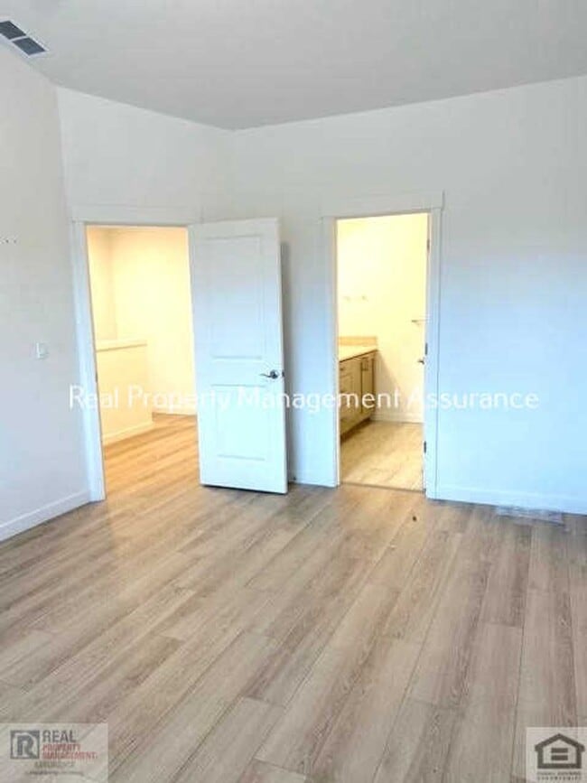 Building Photo - Modern 3 Bedroom Duplex With Garage!!