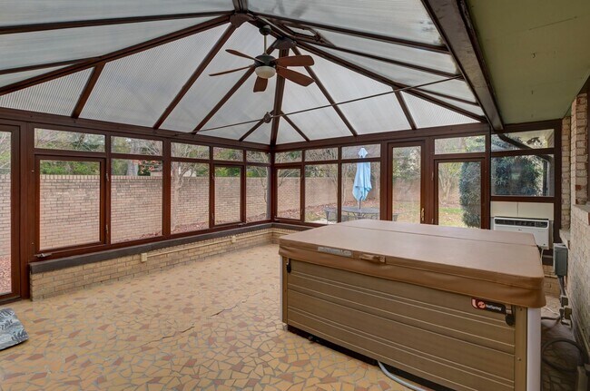 Building Photo - Prime Location! Beautiful Home Only Minutes to The Vista & Downtown