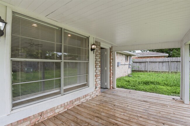 Building Photo - 6122 S Greenpark Dr