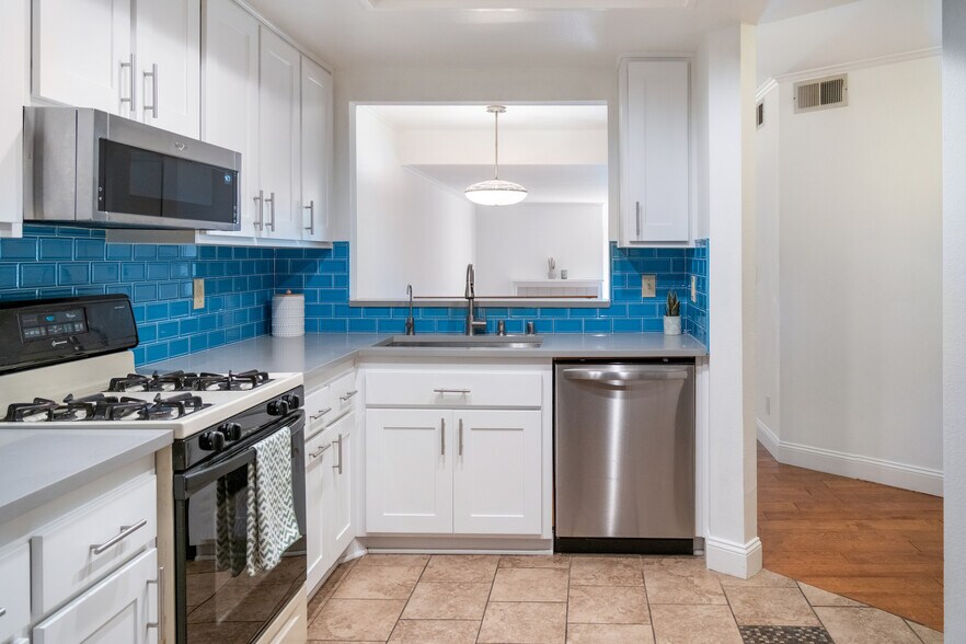 Updated kitchen - 6638 Clybourn Ave