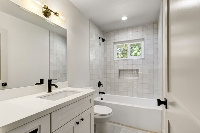 Building Photo - High-End 4-Bedroom Retreat | Designer Kitchen | Resort-Style Backyard & Pool!