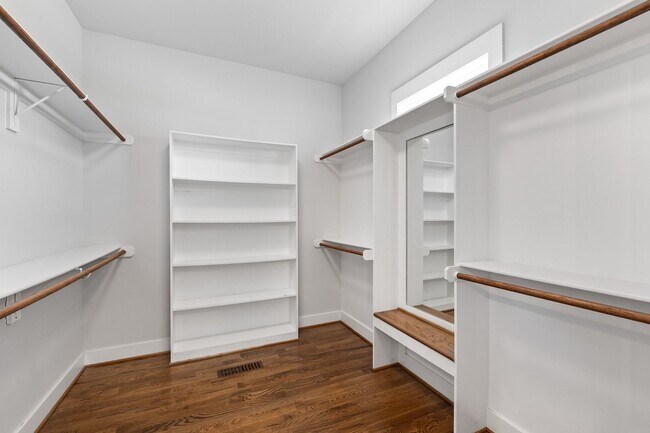 Building Photo - **Luxury 4/4 with Fenced in Yard**