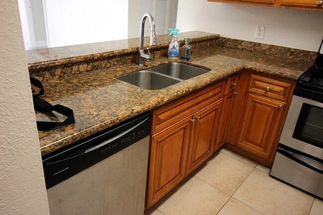 Building Photo - 1513 Lake Crystal Dr