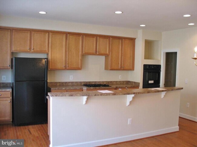 Building Photo - 705 Vestal St