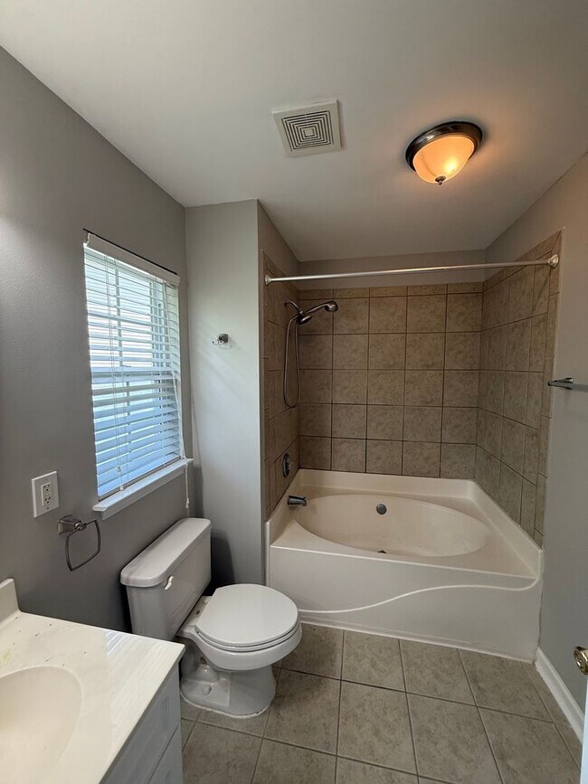 Building Photo - Move in Ready Three Bedroom Townhome in We...