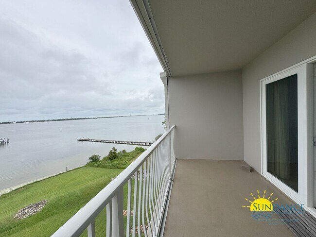 Building Photo - FURNISHED waterfront condo in Desirable In...